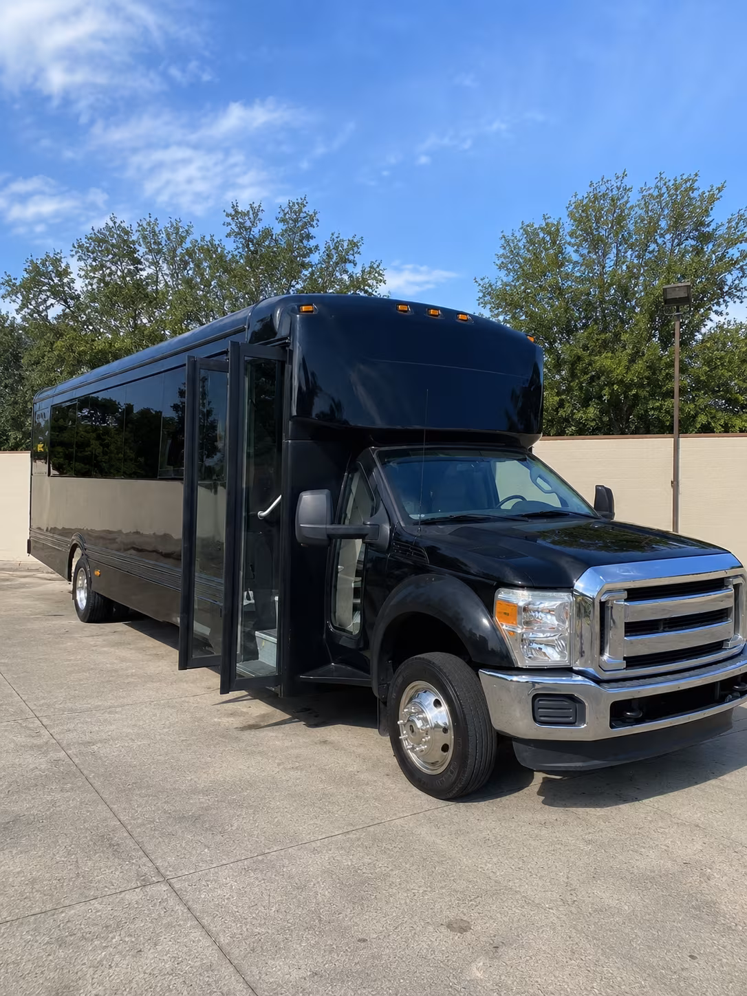 richmond 20 passenger party bus